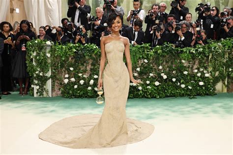 Tyla Gets Carried Up The 2024 Met Gala Steps In Her Balmain Sand Dress Tyla Gets Carried Up The 2024 Met Gala Steps In Her Balmain Sand Dress