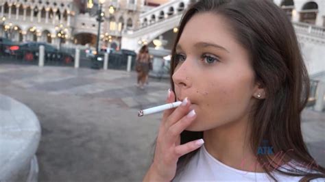 Zoe Bloom R Prettyfamoussmokers
